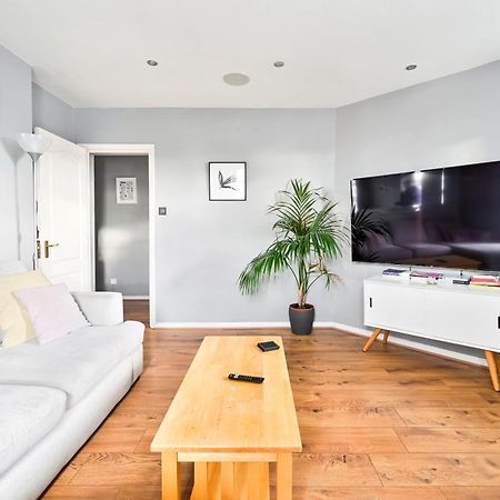 Cosy 1-Bed E15, Sleeps 4, 1 Min From Tube Station Near O2 Arena Apartment ลอนดอน ภายนอก รูปภาพ
