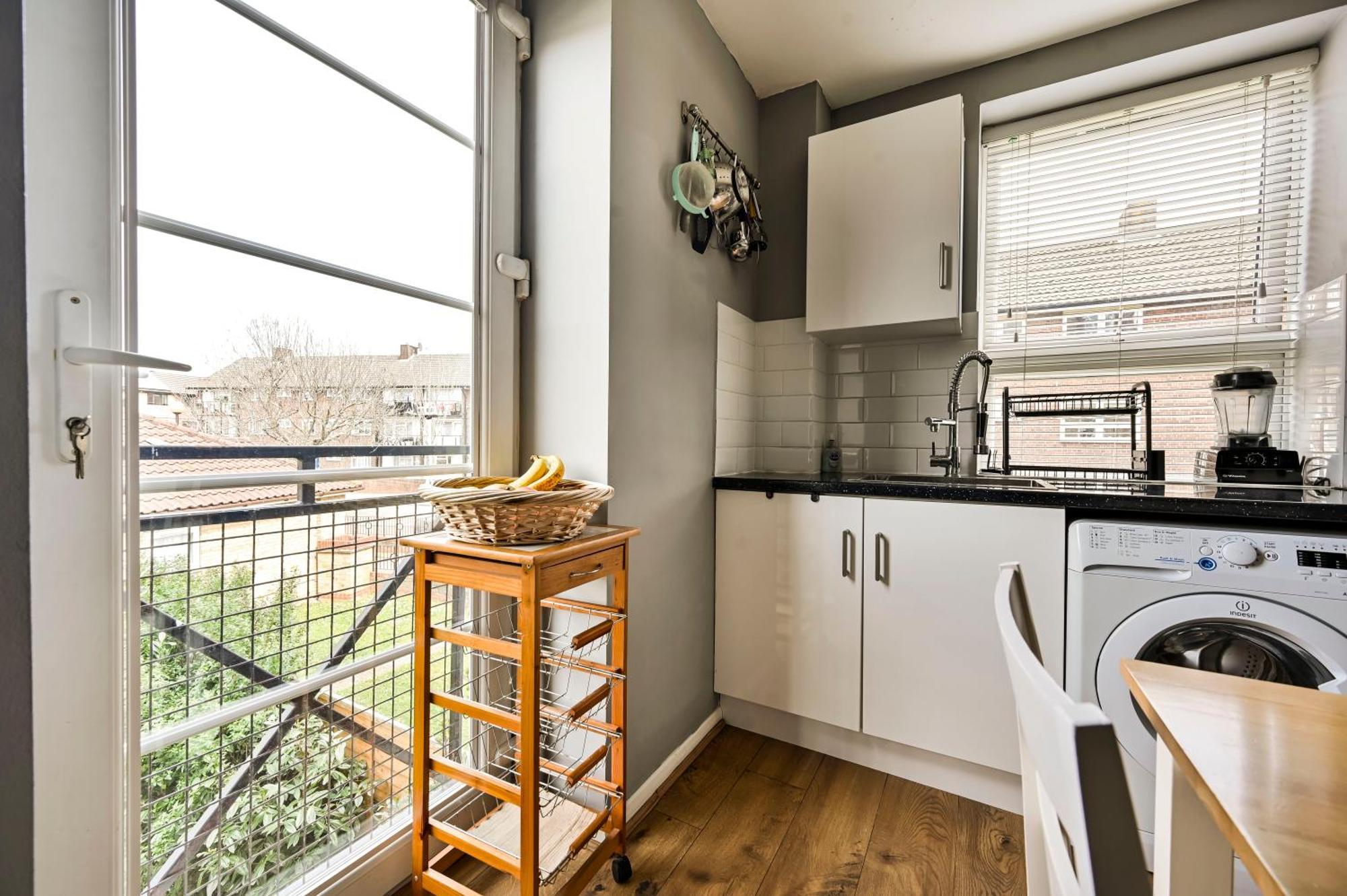 Cosy 1-Bed E15, Sleeps 4, 1 Min From Tube Station Near O2 Arena Apartment ลอนดอน ภายนอก รูปภาพ