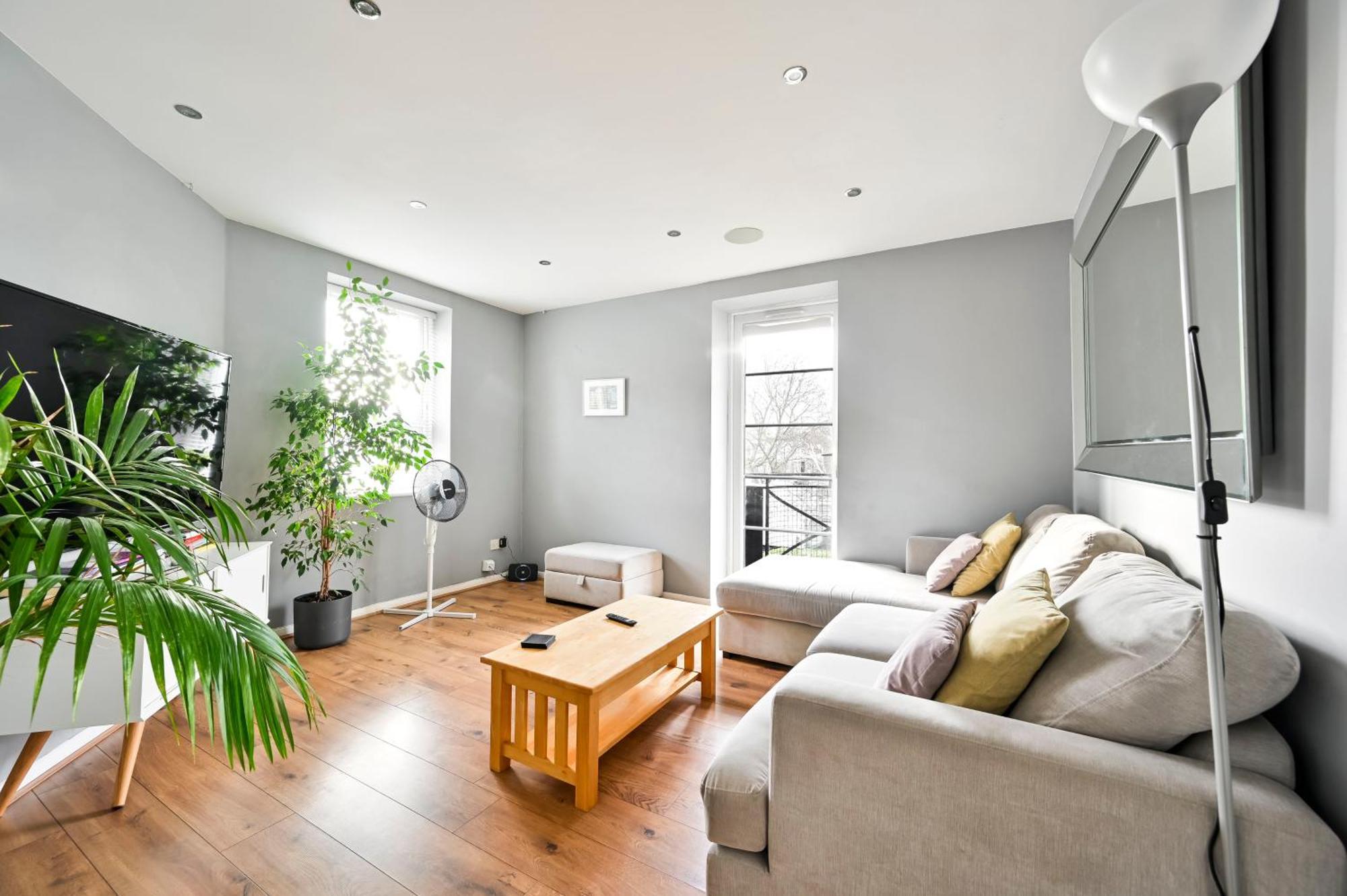 Cosy 1-Bed E15, Sleeps 4, 1 Min From Tube Station Near O2 Arena Apartment ลอนดอน ภายนอก รูปภาพ